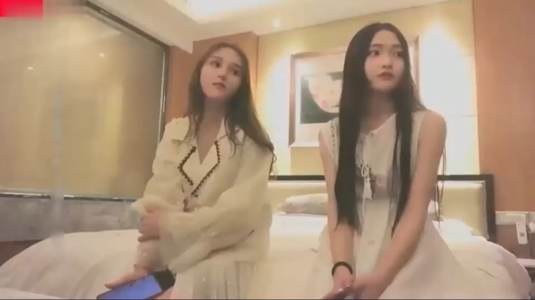 IIEW-243 花2000约到两个肤白貌美良家妹子