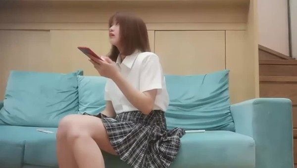 非常嫩清纯短发学生妹 脱光光调情坐在腿上摸逼闭眼享受